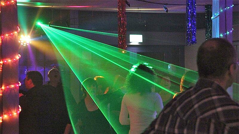 Sehr atmosph&auml;risch war der Silvesterball in der Georgi-Kurhalle vor acht Jahren. Dieses Jahr f&auml;llt die Veranstaltung wegen der Corona-Pandemie erneut aus. Foto: Archiv/Gerd Schaar