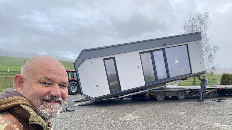 Stellplatzbetreiber Karl-Heinz Reuß freute sich über die Anlieferung eines von insgesamt sieben Tiny-Houses per Tieflader am Forellenhof. Stellplatzbetreiber Karl-Heinz Reuß freute sich über die Anlieferung eines von insgesamt sieben Tiny-Houses per Tieflader am Forellenhof.