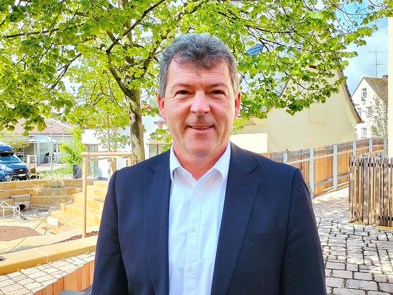Bürgermeister Carsten Joneitis (SPD) sagt der neuen Hausärztin die Unterstützung der Gemeinde zu.