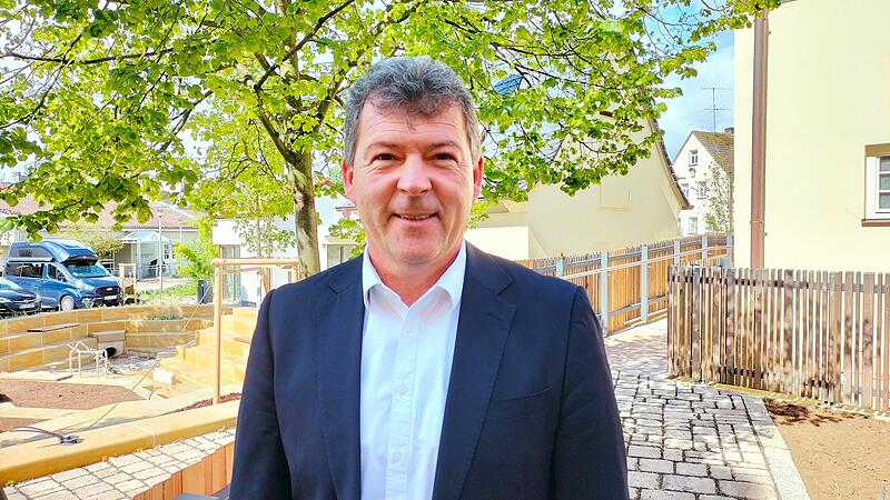 Bürgermeister Carsten Joneitis (SPD) sagt der neuen Hausärztin die Unterstützung der Gemeinde zu.