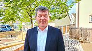 Bürgermeister Carsten Joneitis (SPD) sagt der neuen Hausärztin die Unterstützung der Gemeinde zu.