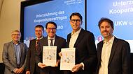 Das Universitätsklinikum Würzburg (UKW) und die Hescuro-Unternehmensgruppe haben am 20. Februar eine Kooperationsvereinbarung unterzeichnet, um die Versorgungsstrukturen in der Altersmedizin weiter auszubauen: (von links): Dr. Michael Strohm, Zent...