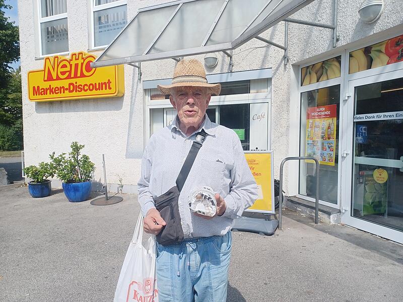 Manfred Schein vor dem Netto in Wüstenahorn Manfred Schein vor dem Netto in Wüstenahorn