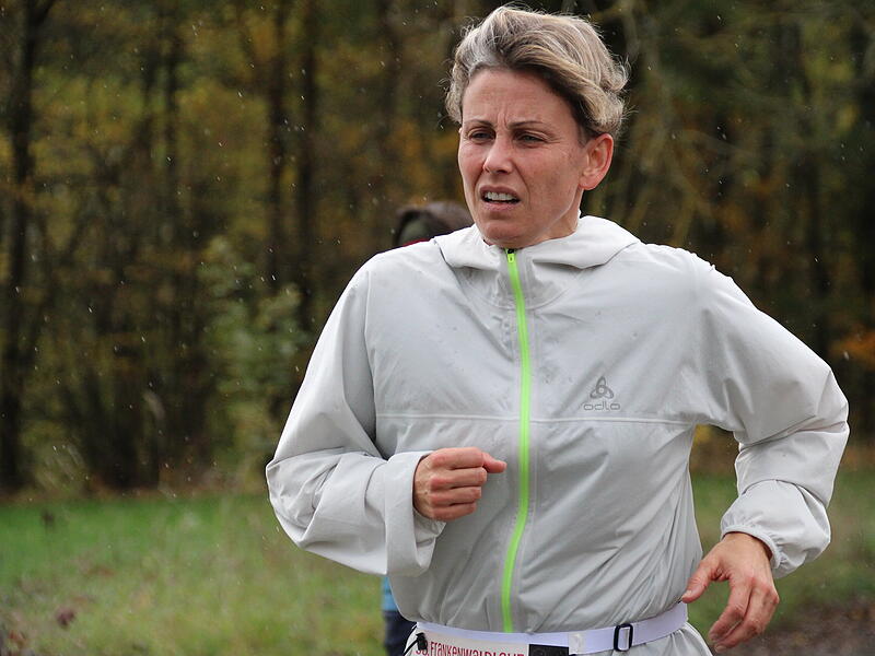 Trotz nasskaltem Herbstwetter lie&szlig;en sich die Sportler den Spa&szlig;  beim 38. Frankenwaldlauf der LG Ludwigschorgast nicht vermiesen.