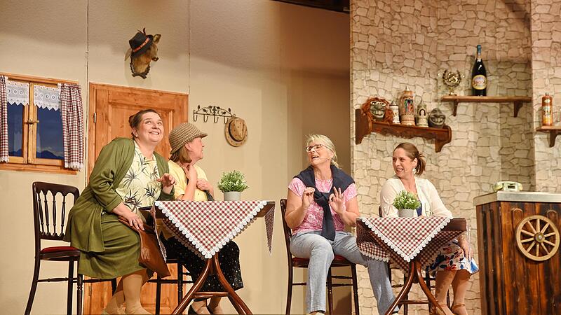 Susanne Melcarne-Weber als Rosa, Theresia von Bentzel als Barbara, Kerstin Wagner als Amanda und Anne Mauser als Lisa (von links) auf der Bühne in AktionForchheim & Fränkische Schweiz