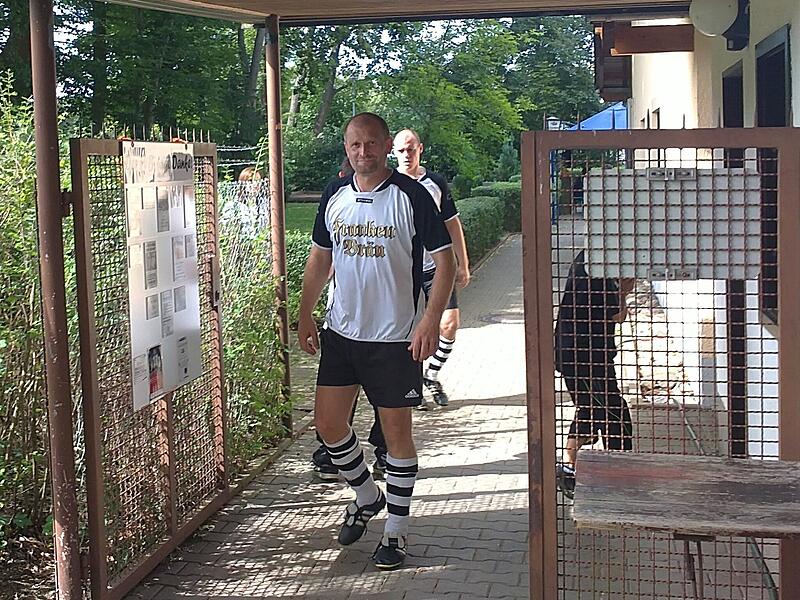 Ein bekanntes Bild an der Armeestraße: Jahrzehntelang hielt Rudi Fehn für seine Zwölfer die Knochen hin.
