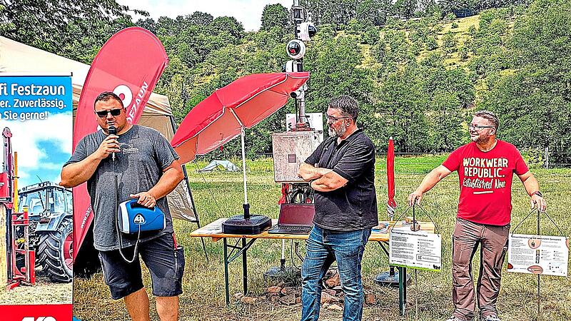 Zukunftslabor-Projektleiter Hartmut Vierle (von rechts), Leiter der Landkreis-Kompetenzstelle Digitalisierung, mit Sven Zwirner (Ako-Agrartechnik) und Vize-Zaunbauweltmeister Sven Jakob (SJ Zaunsysteme) beim Start des Herdenschutzzaun-Projekts.Sig... Zukunftslabor-Projektleiter Hartmut Vierle (von rechts), Leiter der Landkreis-Kompetenzstelle Digitalisierung, mit Sven Zwirner (Ako-Agrartechnik) und Vize-Zaunbauweltmeister Sven Jakob (SJ Zaunsysteme) beim Start des Herdenschutzzaun-Projekts.Sig...
