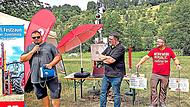 Zukunftslabor-Projektleiter Hartmut Vierle (von rechts), Leiter der Landkreis-Kompetenzstelle Digitalisierung, mit Sven Zwirner (Ako-Agrartechnik) und Vize-Zaunbauweltmeister Sven Jakob (SJ Zaunsysteme) beim Start des Herdenschutzzaun-Projekts.Sig... Zukunftslabor-Projektleiter Hartmut Vierle (von rechts), Leiter der Landkreis-Kompetenzstelle Digitalisierung, mit Sven Zwirner (Ako-Agrartechnik) und Vize-Zaunbauweltmeister Sven Jakob (SJ Zaunsysteme) beim Start des Herdenschutzzaun-Projekts.Sig...