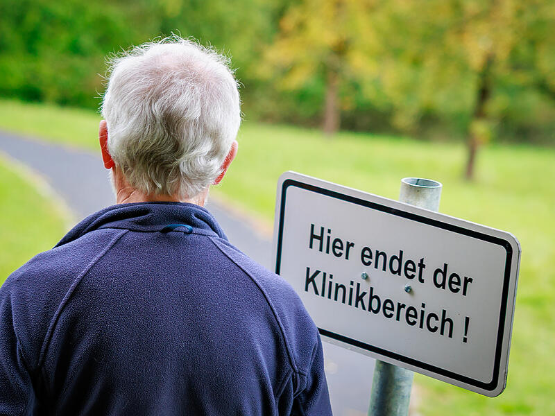 Suchtklinik Kutzenberg Nächster Halt: Suchtfrei. Das zumindest hofft Reinhold Meier (Name geändert). Er ist alkoholkrank und erzählt von seinem Aufenthalt im Bezirksklinikum Obermain in Kutzenberg.