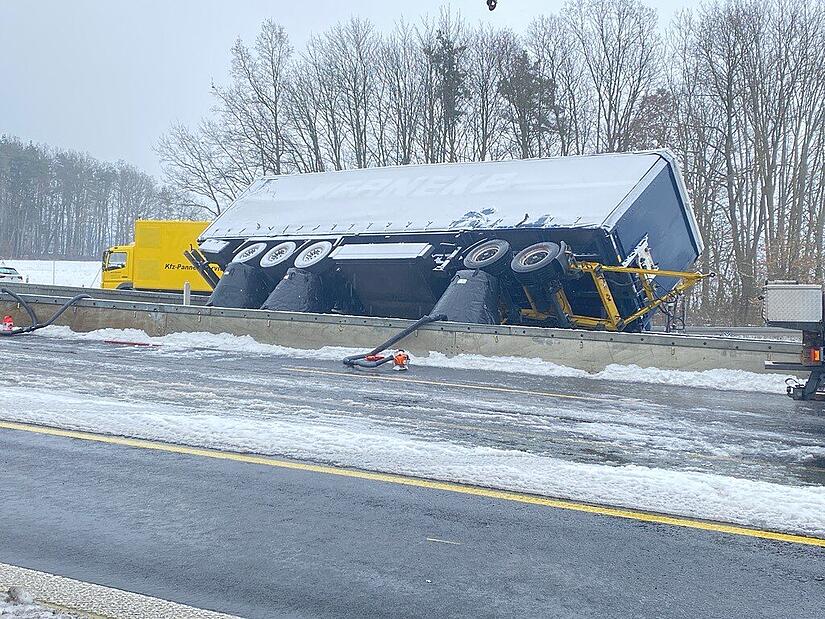 Der umgekippte Lastwagen auf der Autobahn