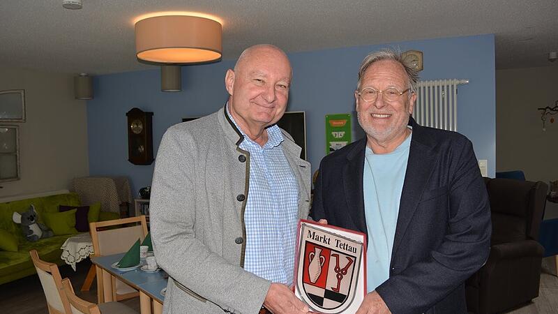 Professor Dr. Grönemeyer Gast in ambulant betreuter Wohngemeinschaft "Leben in der alten Wasserburg" in Tettau Professor Dr. Grönemeyer war zu Gast in der ambulant betreuten Wohngemeinschaft "Leben in der alten Wasserburg" in Tettau. Bürgermeister Peter Ebertsch dankte ihm mit einem Gemeindewappen für seinen Besuch.