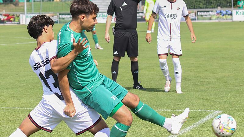 Felix Lehrmann (rechts) vom TSV Abtswind behauptet sich in diesem Zweikampf gegen Johann Chirinos vom FC Ingolstadt II. Das Bild entstand am Saisonanfang im Abtswinder Heimspiel gegen Ingolstadt.