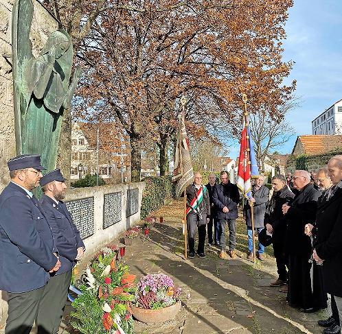Mit der Kranzniederlegung vor dem Friedensengel am Heldenfriedhof endete das Gedenken zum Volkstrauertag. Dabei standen (von links) der VdK-Vorsitzende Erwin Kaiser, Stadtpfarrer Kilian Kemmer, Pfarrer Klaus Eyselein und Bürgermeister Gerald Brehm... Mit der Kranzniederlegung vor dem Friedensengel am Heldenfriedhof endete das Gedenken zum Volkstrauertag. Dabei standen (von links) der VdK-Vorsitzende Erwin Kaiser, Stadtpfarrer Kilian Kemmer, Pfarrer Klaus Eyselein und Bürgermeister Gerald Brehm...
