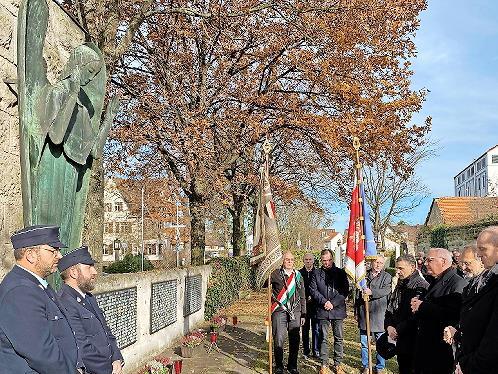 Mit der Kranzniederlegung vor dem Friedensengel am Heldenfriedhof endete das Gedenken zum Volkstrauertag. Dabei standen (von links) der VdK-Vorsitzende Erwin Kaiser, Stadtpfarrer Kilian Kemmer, Pfarrer Klaus Eyselein und Bürgermeister Gerald Brehm... Mit der Kranzniederlegung vor dem Friedensengel am Heldenfriedhof endete das Gedenken zum Volkstrauertag. Dabei standen (von links) der VdK-Vorsitzende Erwin Kaiser, Stadtpfarrer Kilian Kemmer, Pfarrer Klaus Eyselein und Bürgermeister Gerald Brehm...