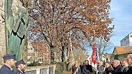 Mit der Kranzniederlegung vor dem Friedensengel am Heldenfriedhof endete das Gedenken zum Volkstrauertag. Dabei standen (von links) der VdK-Vorsitzende Erwin Kaiser, Stadtpfarrer Kilian Kemmer, Pfarrer Klaus Eyselein und Bürgermeister Gerald Brehm...