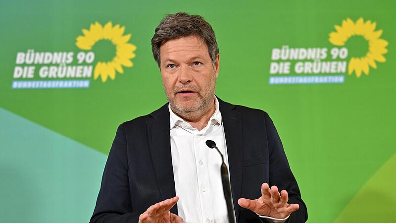 Das geplante Verbot von &Ouml;l- und Gasheizungen hat f&uuml;r ern&uuml;chternde Umfrage-Ergebnisse f&uuml;r die Gr&uuml;nen gesorgt. Im Moment liegt die Partei hinter der AfD auf Platz vier. Die Zustimmung in der b&uuml;rgerlichen Mitte schmilzt.  