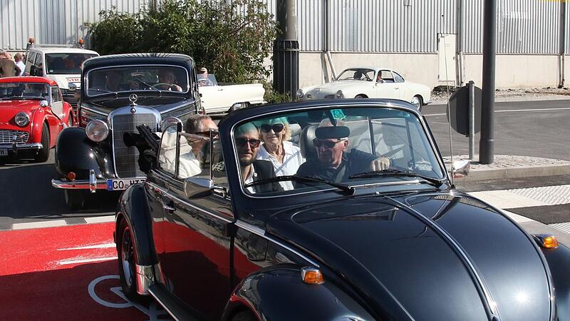 Mit dem Durchschneiden eines neun Meter langen Bandes durch die Ehreng&auml;ste wurde die Anbindung ihrer offiziellen Bestimmung &uuml;bergeben.