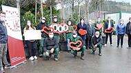 Bei der Spendenübergabe von links: Marc Zapf, Alma Gashi (Tochter), Gzim Berisha (Firmeninhaber), Querim Berisha (Sohn), Lume Berisha (Firmeninhaberin), Bürgermeisterin Angela Hofmann, Heinz Hausmann (1000 Herzen), Mergim Gashi (Schwiegersohn), Fabian Burkert- Mazur, Herta und Gerhard Burkert-Mazur (1000 Herzen)