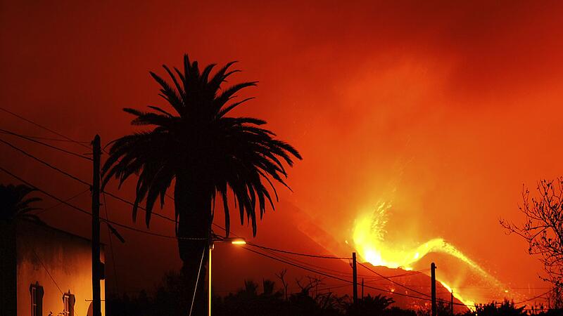 Nach Angaben des TV-Senders RTVE hat sich nach dem Einsturz der Nordflanke des Vulkankegels des Cumbre Vieja ein neuer Lavastrom gebildet, der weitere Zerst&ouml;rung auf La Palma anrichtet.