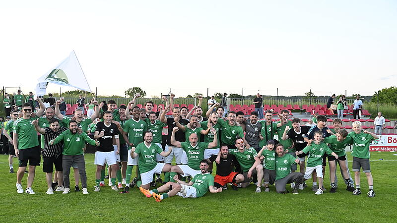 Der FC Haarbrücken feiert den Aufstieg in die Kreisliga Coburg - er gewann das Relegationsspiel gegen den FC Adler Weidhausen in Ebersdorf im Elfmeterschießen. Der FC Haarbrücken feiert den Aufstieg in die Kreisliga Coburg - er gewann das Relegationsspiel gegen den FC Adler Weidhausen in Ebersdorf im Elfmeterschießen.