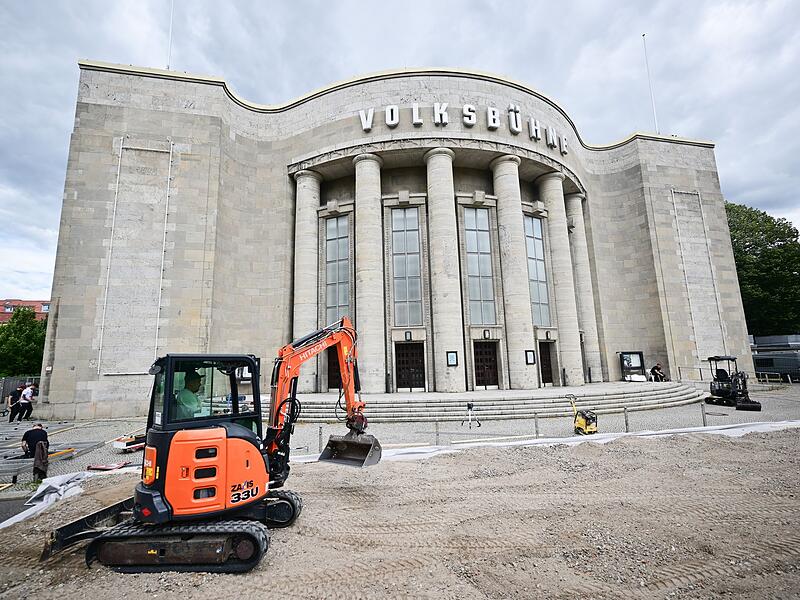 Temporärer Pool vor der Volksbühne Temporärer Pool vor der Volksbühne