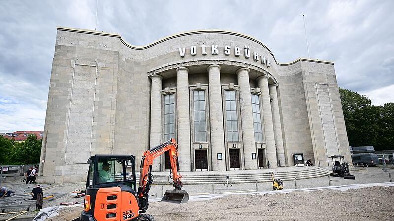 Temporärer Pool vor der Volksbühne Temporärer Pool vor der Volksbühne