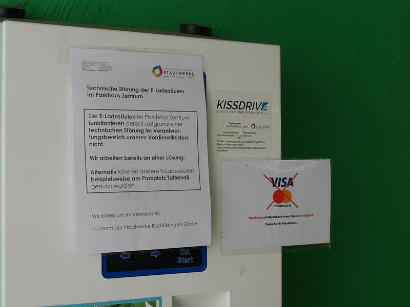 Die Stadtwerke machen mit einem Infoblatt auf dem Automaten darauf aufmerksam, dass es auch E-S&auml;ulen anderswo in Bad Kissingen gibt.