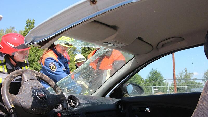 Blech biegen, Scheiben zertr&uuml;mmern: An dem &Uuml;bungs-Ibiza wurde ganze Arbeit geleistet.