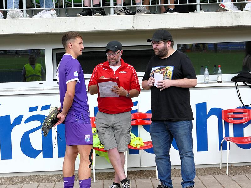 Hand in Hand f&uuml;r den Fu&szlig;ball der Region: Anpfiff-Spielkreisleiter Markus Sch&uuml;tz (Mitte) und FT-Redakteur Tobias Schneider (rechts) befragen Patrick G&ouml;rtler, damals noch im Trikot des FC Eintracht Bamberg.
