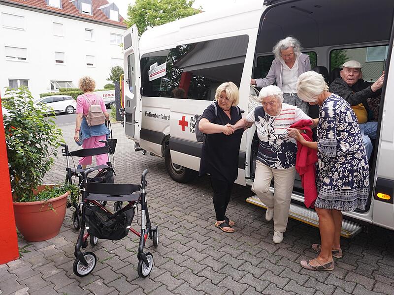 Das Rote Kreuz bietet f&uuml;r die G&auml;ste der Tagespflege einen Abhol- und Bringdienst an.