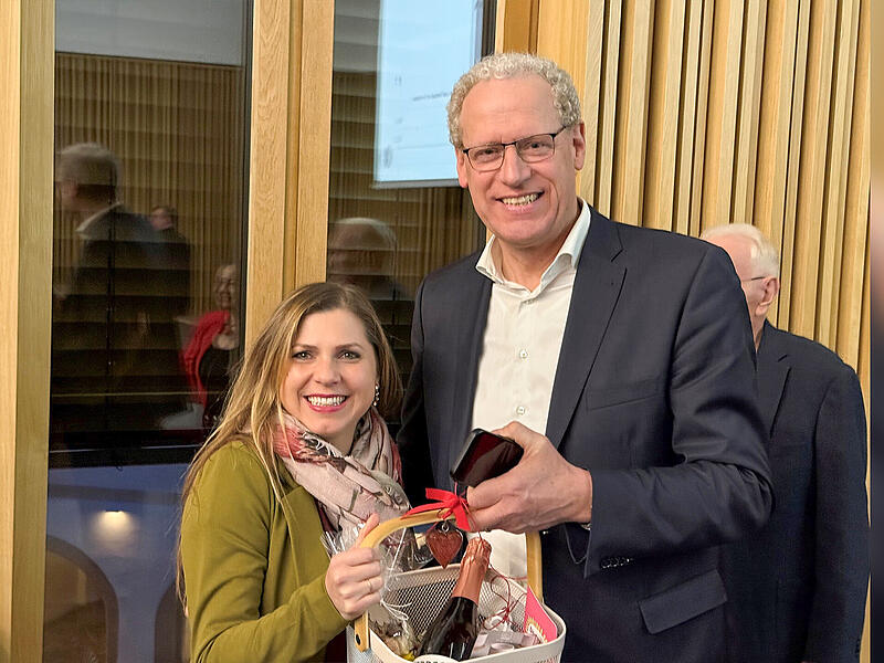 Amtsinhaber German Hacker (SPD) gewinnt knapp die Stichwahl in Herzogenaurach. Eine der ersten Gratulantinnen: seine Stadtratskollegin Claudia Belzer.