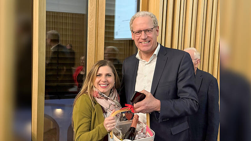 Amtsinhaber German Hacker (SPD) gewinnt knapp die Stichwahl in Herzogenaurach. Eine der ersten Gratulantinnen: seine Stadtratskollegin Claudia Belzer.