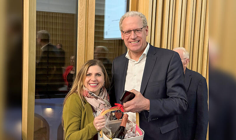 Amtsinhaber German Hacker (SPD) gewinnt knapp die Stichwahl in Herzogenaurach. Eine der ersten Gratulantinnen: seine Stadtratskollegin Claudia Belzer.