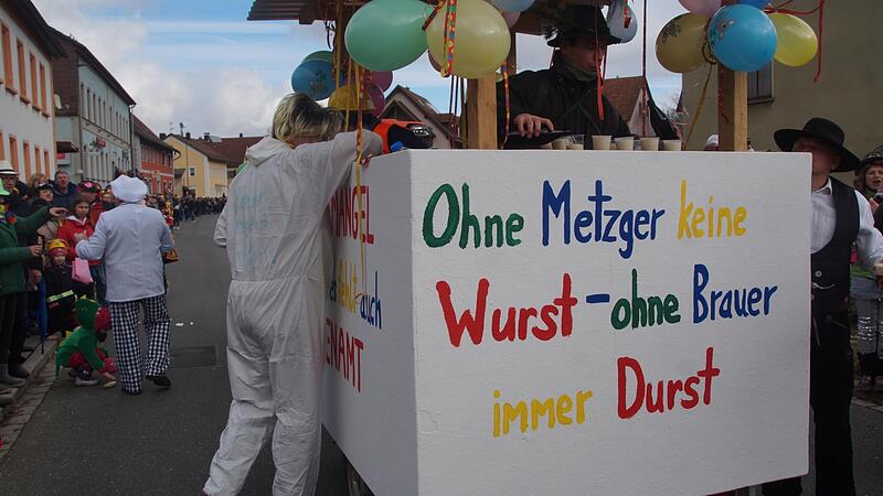 Der Wagen des Gemeinderats hat den Zug angeführt.
