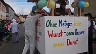 Faschingsumzug Königsfeld: Der Wagen des Gemeinderats hat den Zug angeführt.
