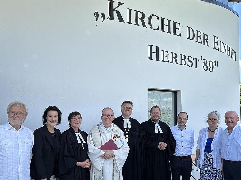 Sie waren zum zehnjährigen Bestehen der Autobahnkirche an der A 71 gekommen (von links): Vorsitzender Ralf Luther, Landrätin Peggy Greiser, Superintendentin Beate Marwede, Domkapitular Thomas Keßler, Regionalbischof Tobias Schüfer, Pfarrer Max Gru...
