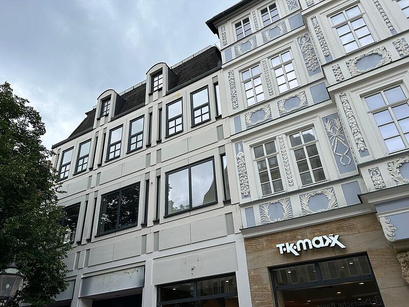 Spitalgasse Coburg Seit Ende 2020 steht in Coburg der linke Bereich des Gebäudes Spitalgasse 12-14 (zuletzt „s. Oliver“) leer. Nun wurde bekannt, dass „Butlers“ neuer Mieter wird. Rechts ist bereits 2023 TK Maxx eingezogen.