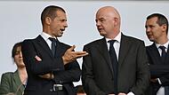 Aleksander Ceferin (l.) und Gianni Infantino