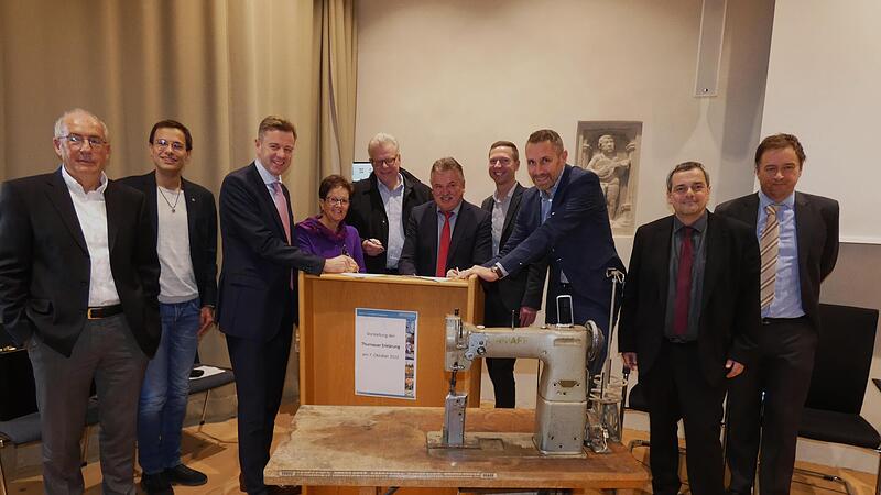 Sie unterstützen die Initiative  unterzeichneten die „Thurnauer Erklärung“ (von links) Prof. Joseph Hoppe, Adrian Roßner, Landrat Oliver Bär, MdL Gudrun Brendel-Fischer, OB Thomas Ebersberger, Landrat Klaus Peter Söllner, Landrat Florian Wiedemann...