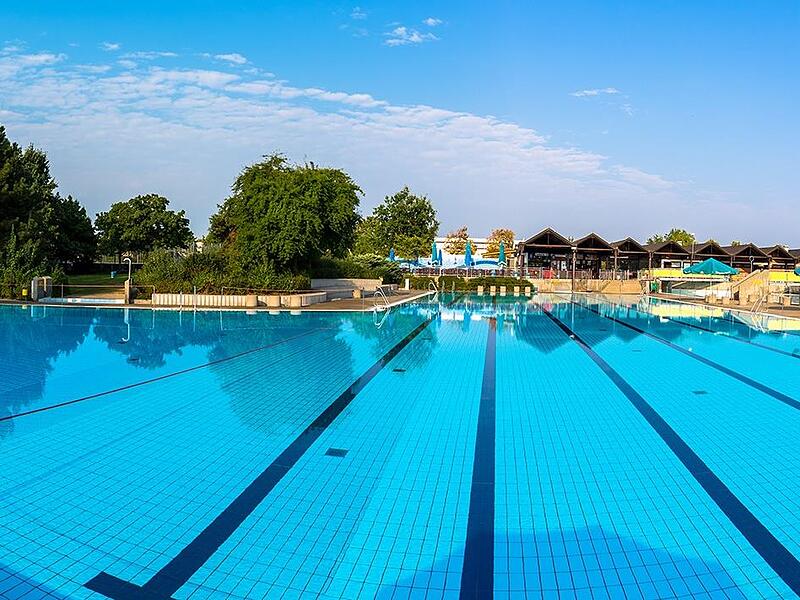 Hallstädter Freibad Die Badesaison endet im Freibad in Hallstadt später als bei anderen Freibädern in der Region. „Wir bleiben mindestens bis zum 15. September geöffnet“, sagt Freibadleiter Detlef Friedrich.