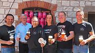 Das Team von der Melkendorfer Brandholz Brauerei mit dem Litzendorfer Bürgermeister Wolfgang Möhrlein.