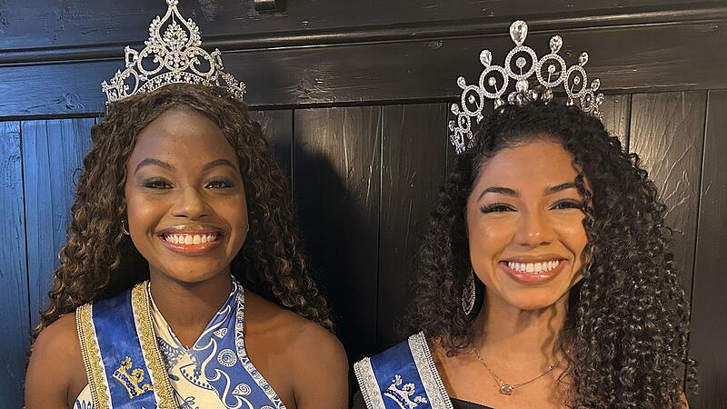 Samba-Königin aus Rio de JaneiroBauarbeiten rund ums Globe Coburg Gut und glücklich in Coburg angekommen: Thuane Werneck (links), die amtierende Königin des Karnevals von Rio de Janeiro, und Jessica Almeida, die diesjährige Prinzessin des Karnevals von Rio de Janeiro.