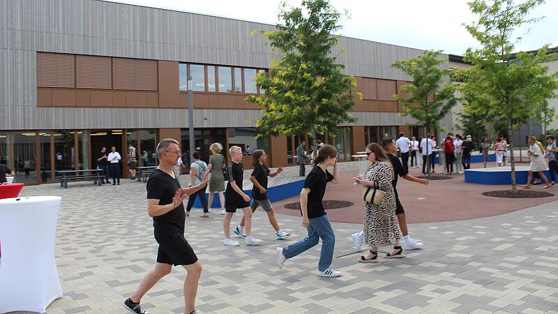 Mit dem Erweiterungsbau hat der neue Pausenhof einen schönen Rahmen für Smalltalk nach der Einweihung geboten. Mit dem Erweiterungsbau hat der neue Pausenhof einen schönen Rahmen für Smalltalk nach der Einweihung geboten.
