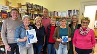 Zum Erhalt des goldenen Siegels gratulieren Bürgermeister Rainer Morper (links) und Pastoralreferent Dirk Rudolph (Mitte) Mitgliedern des Teams um die Büchereileiterin Christine Neder (2. von links).