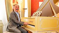 Udo Schmidt-Steingraeber spielt gern auf dem 140 Jahre alten "Liszt-Flügel". Er ist das Schmuckstück des Rokoko- und Kammermusiksaals im 1754 errichteten Steingraeber-Haus.