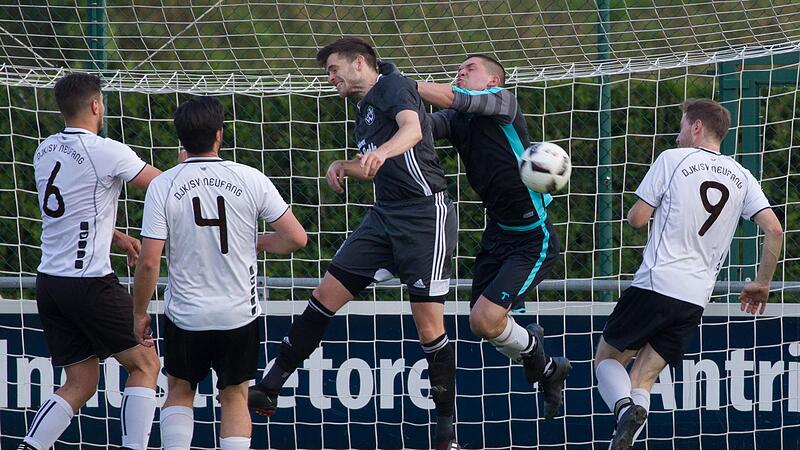 Zweimal trafen der TSV Wei&szlig;enbrunn um Oliver Schubart (schwarzes Trikot) in dieser Saison schon auf den DJK-SV Neufang und Keeper Hannes Wich. F&uuml;r die &bdquo;Bierbrauer&ldquo; jeweils ohne gutes Ende. In der Hinrunde unterlagen sie mit 2:3 und hier im Pokal-Viertelfinale gar mit 0:4.