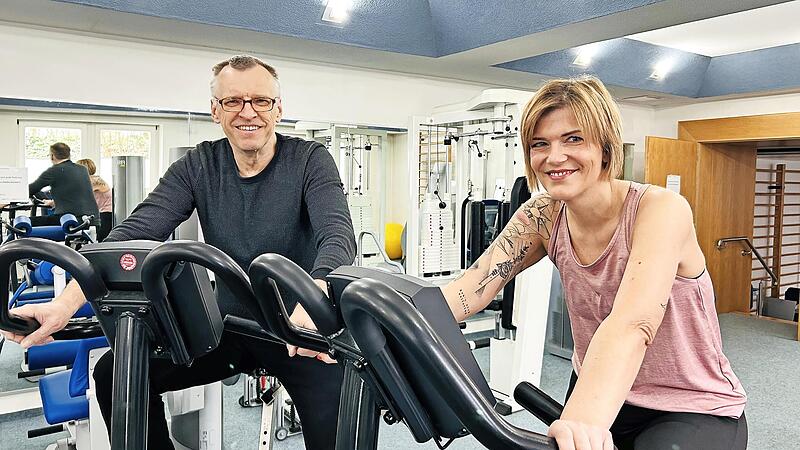 Robert Glenk und Susi Schiffert strampeln auf dem Trimmrad im Klinikum Fr&auml;nkische Schweiz.