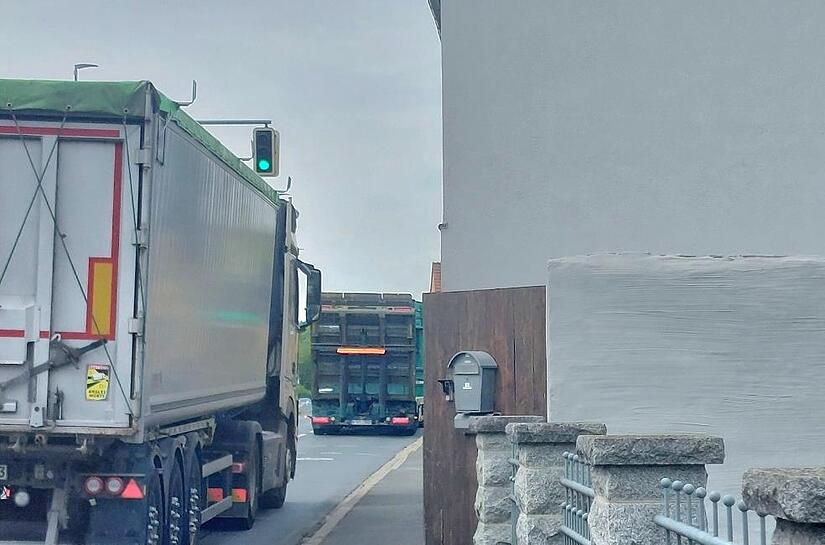 15.000 Mal pro Tag: Nur wenige Meter sind es in Gremsdorf zwischen Lastwagen und den Gebäuden.