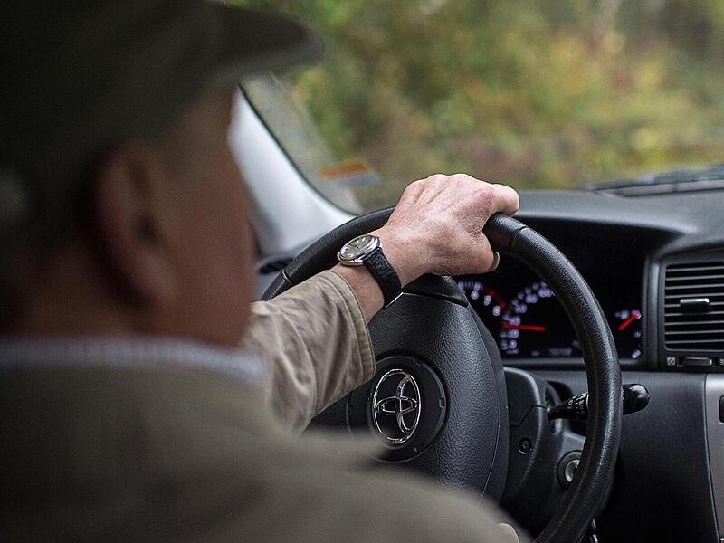 Ein 78-j&auml;hriger Senior fuhr am Samstag einfach weiter, als er mit einem Auto auf der A93 bei Sch&ouml;nwald aufgefahren war. Symbolfoto: Wolfram Kastl/dpa