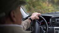 Ein 78-j&auml;hriger Senior fuhr am Samstag einfach weiter, als er mit einem Auto auf der A93 bei Sch&ouml;nwald aufgefahren war. Symbolfoto: Wolfram Kastl/dpa